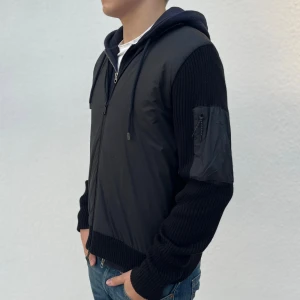 J.Lindeberg Cardigan Jacka - Tjena! Säljer nu denna J.Lindeberg cardigan jacka. Storlek M - Modellen på bild är 182cm. Skick 8/10 - Nypris på denna är ca 3500 och mitt pris 1099, (pris kan diskuteras vid snabb affär). Hör gärna av er vid minsta fundering/fråga. MVH JL STORE