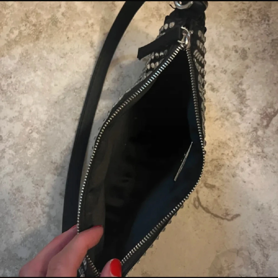 Svart axelväska med glittriga stenar - 1