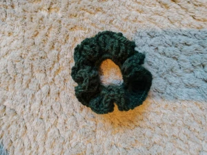 Mörkgrön virkad scrunchie  - Snygg handgjord mörkgrön scrunchie som jag virkat själv. Perfekt för att ge din frisyr extra volym och en cool touch. Passar både till uppsatt hår och som accessoar runt handleden.