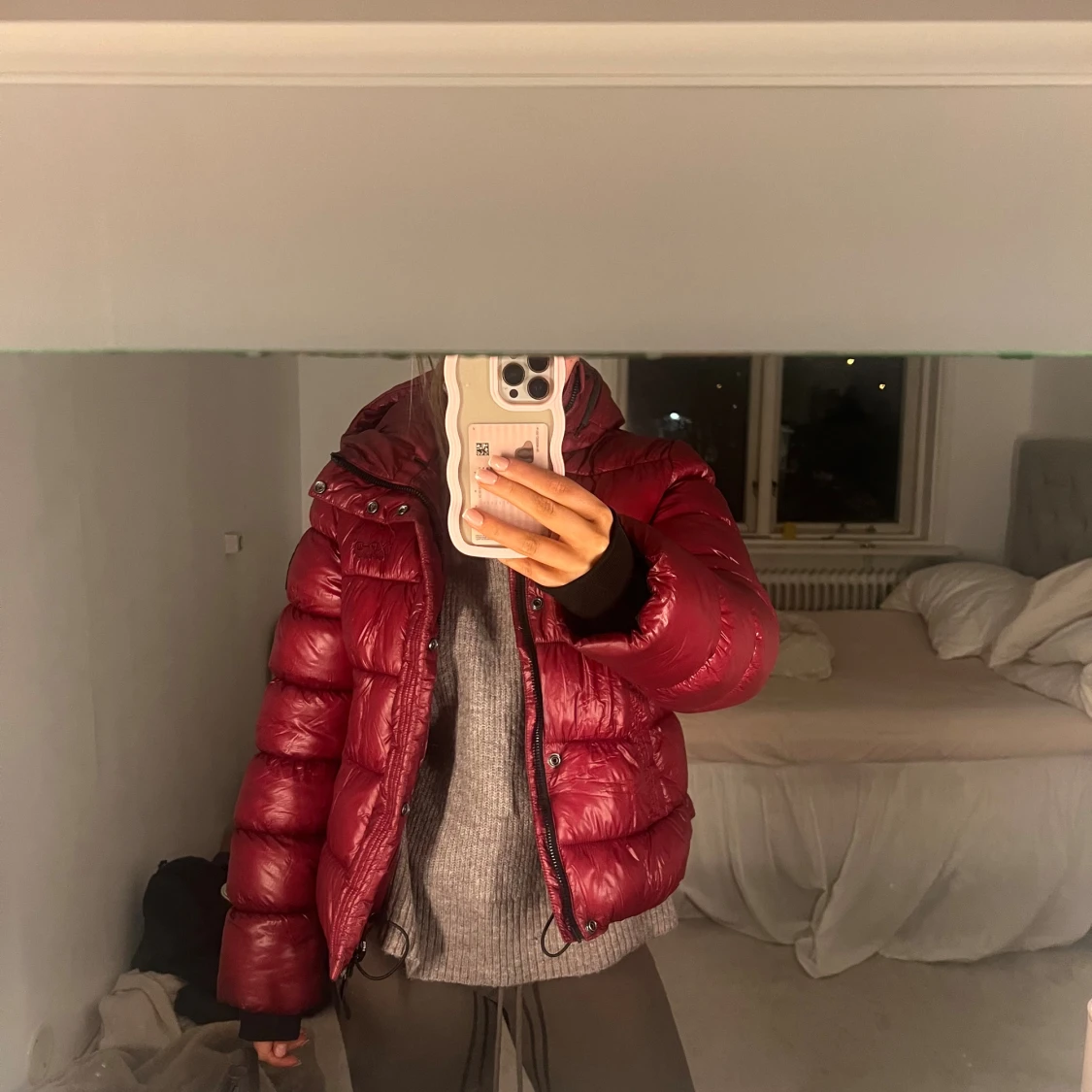 Vinröd pufferjacka med huva från Superdry - 1