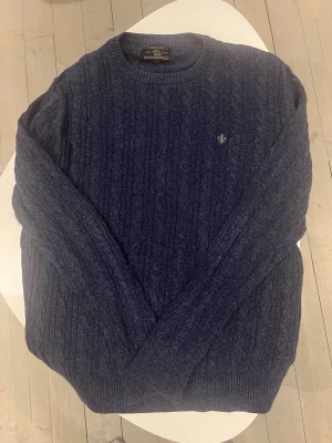 Morris kabelstickad tröja mörkblå L - Morris kabelstickad tröja i mörkblå färg. Storlek L och I helt perfekt skick som ny. Pris 348 kr kom gärna med frågor och kolla mina andra annonser billigare pris och frakt vid köp av fler 😃