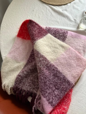 Halsduk Carin Wester  - Fin halsduk i rosröda nyanser 💓❤️