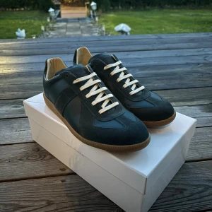 Maison margiela - Tja, säljer ett par mörkgröna maison margiela gats i storlek 43, skorna är gjorda av läder samt mocka på designen, skorna har inga synliga defekter och är sparsamt använda, skriv ifall du har några funderingar. Pris går att diskutera vid snabb affär💯🍾🍾