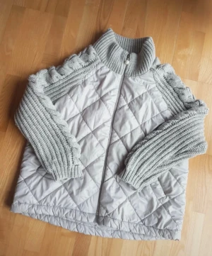 Jacka med stickade ärmar - Säljer min skit snygga grå jacka med stickade ärmar 😍❤️priset går att diskutera 