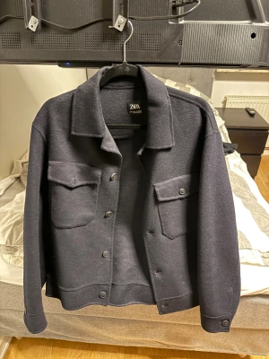Zara overshirt - Jättefin Zara overshirt. Endast använd 2-3 gånger. Sitter perfekt på mig som är 180 och väger ca 75