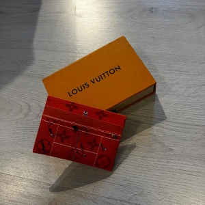 . - Riktigt fet plånbok, riktigt skön tennis design perfekt för alla som gillar tennis. Skriv till mig vid funderingar. Priset kan diskuteras vid snabb affär. Extremt eftertraktad och den enda på plick så först till kvarn 💫