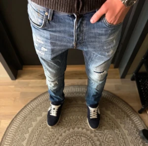 Slim Glenn jeans slitningar Jack & Jones - Tja! Säljer ett par riktigt feta Jack n Jones slim fit jeans med slitningar! | Modell~glenn | L30 W30 | Färg~blå | Jag på bilden är 181! | Hör av er vid minsta lilla fundering🙌