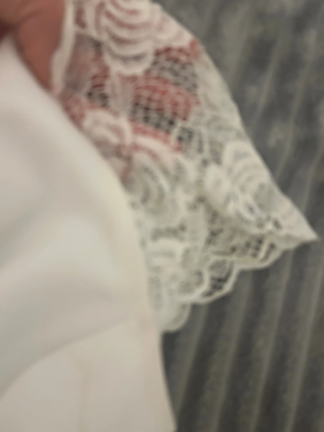 Vit klänning med spetsdetaljer NELLY - 1