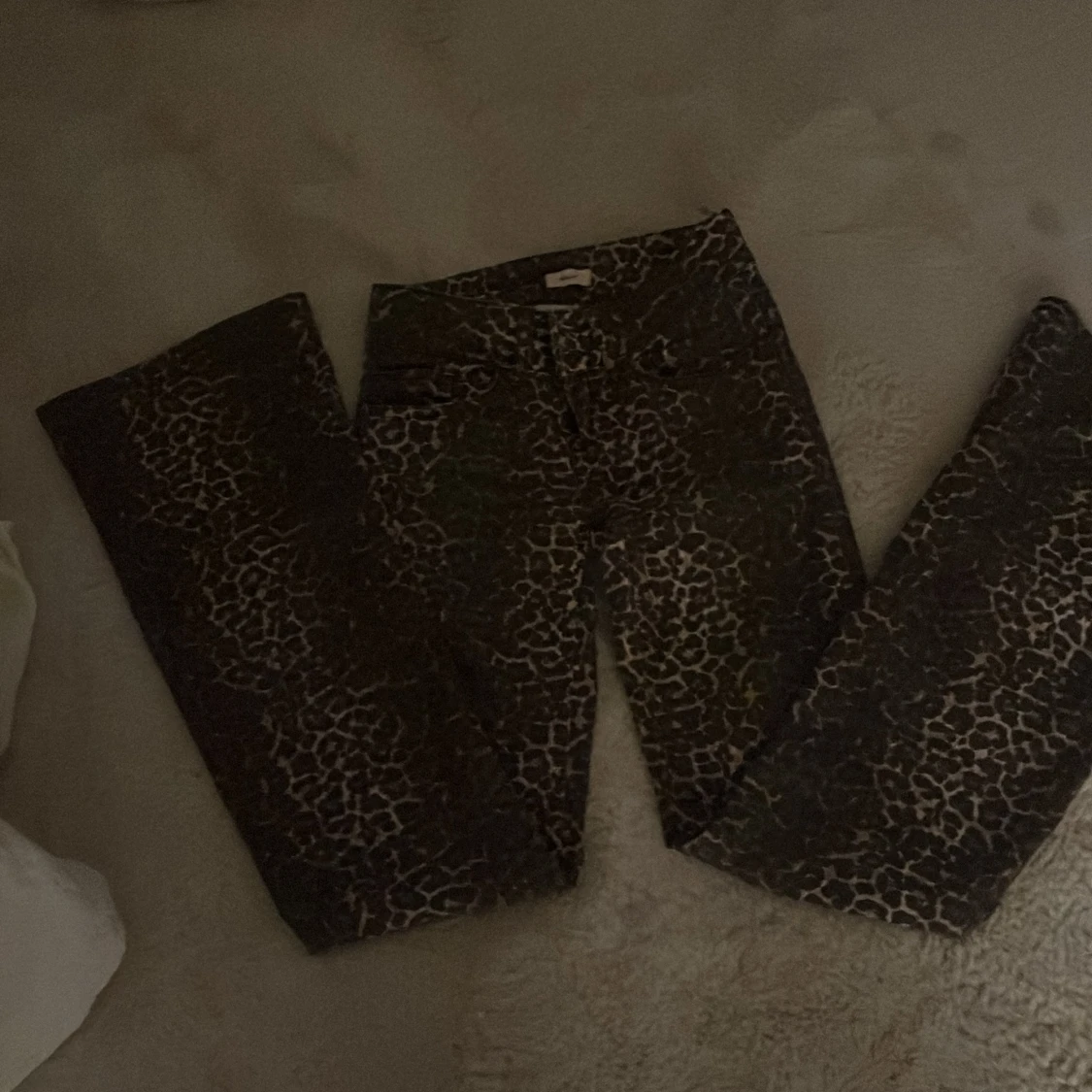 Leopardmönstrade bootcut byxor från Nelly - 2