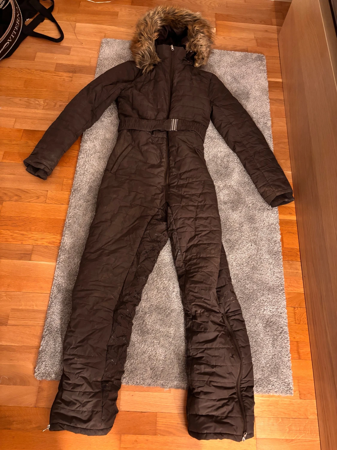 Brun quiltad overall med pälsluva från horze