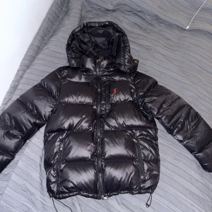 Stilren Polo Ralph Lauren jacka  - Säljer då jag haft den en vinter redan och vill testa något nytt. Stilren och snygg polo jacka riktigt varm och skön. Använt sparsamt och lite. Inköpt hösten 2024 