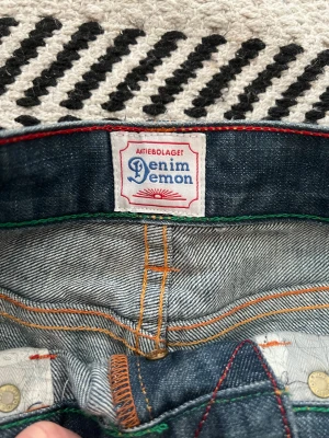 Selvedge Denim Demon Straight Jeans - Selvedge jeans. Fades kommer med tiden. Massa detaljer. Ovanliga. Passar W30. Läderpatch bak och unika broderade detaljer på fickorna ger extra stilpoäng. 