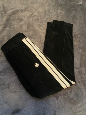 Moncler X Palm angels byxor - Hej säljer ett par unika Palm angels X moncler byxor som köptes på minto för ett tag sen Skick 9,5/10 Storlek Large väldigt feta byxor perfekt till vintern. Hör av er för mer info // 