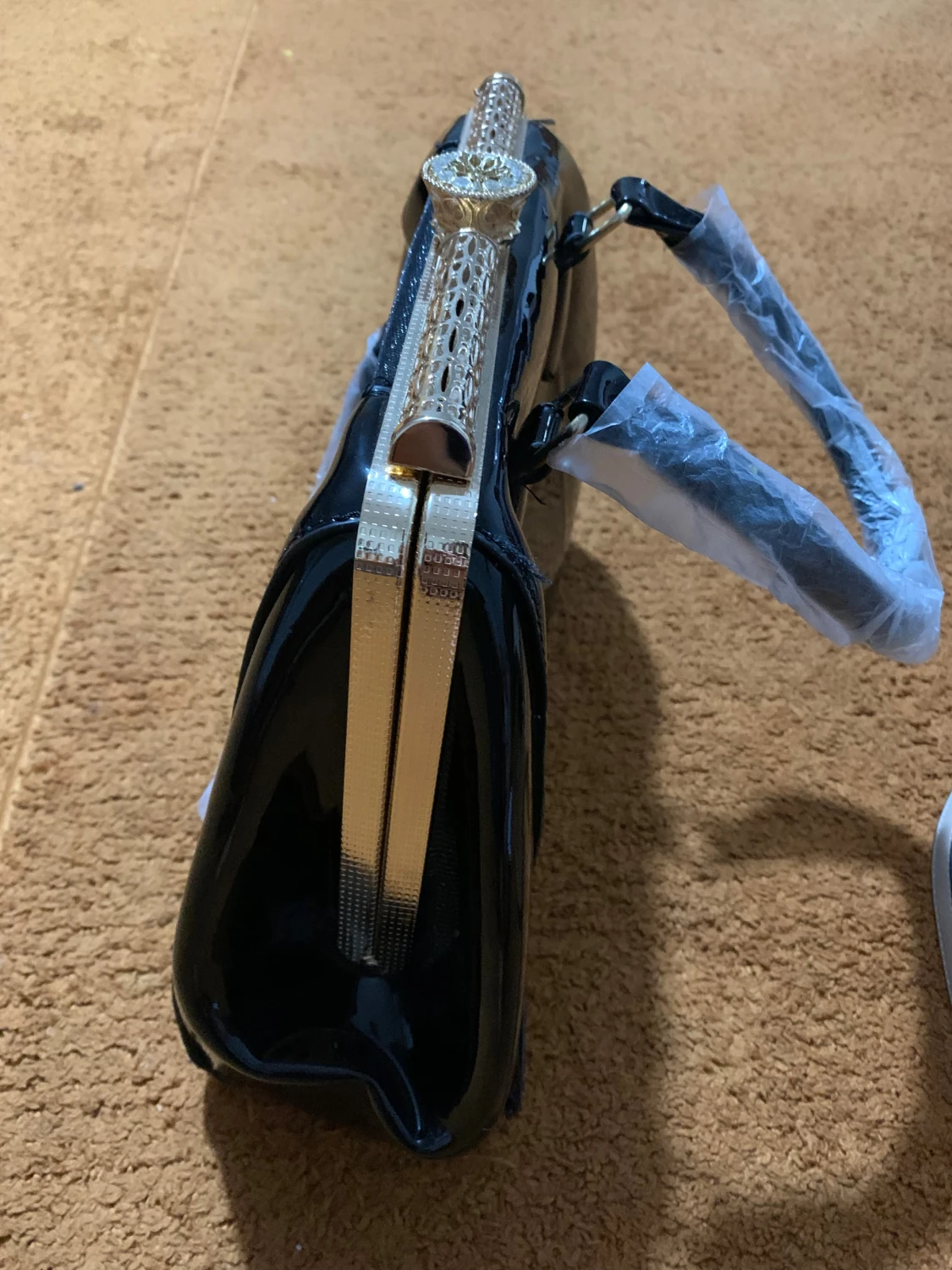 Svart glittrig handväska med gulddetaljer - 2