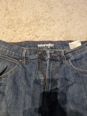 Wrangler jeans  - Ett oar klassiskt blå wrangler jeans från en limiterad kollektion! Säljer för att dom inte används längre men de är I väldigt bra skick och går att bara ta på sig och gå ut!🤗