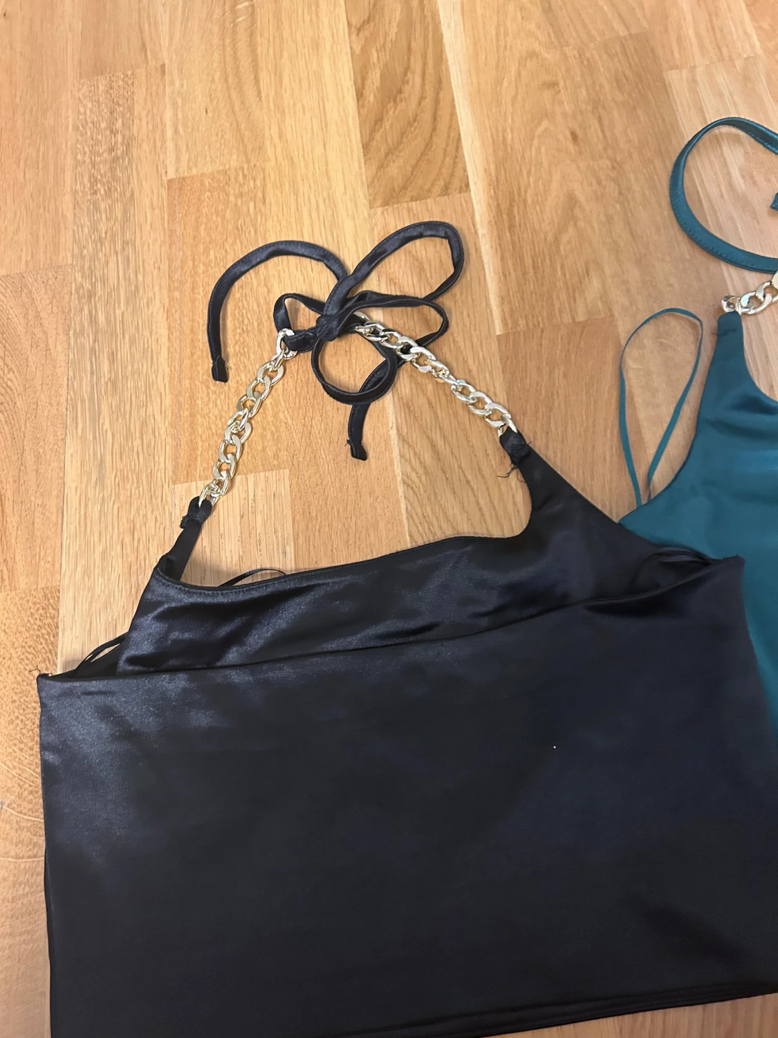 Satinlinne med guldkedjor