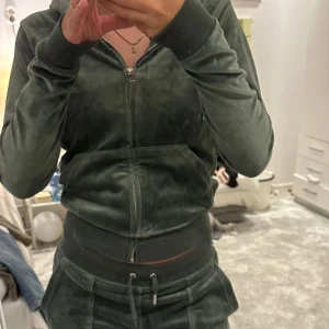 Juicy couture  - Säljer det här gröna juicy tröjan då jag inte får någon användning av den längre tröjan är hel och ren men tappat silver grejerna på snöret av tröjan. Nypris 900 kr💕