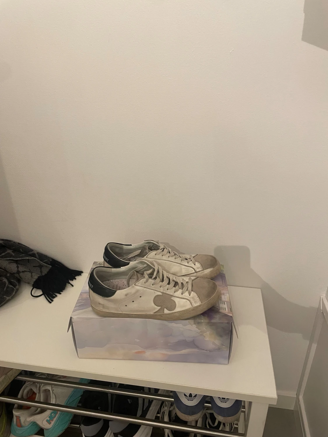 Vita sneakers från The Gallerist - 2