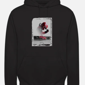 Svart hoodie med Charles Leclerc tryck - Svart hoodie med coolt tryck av Charles Leclerc och hans F1-bil på bröstet. Tröjan har huva med snörning och en stor magficka. 