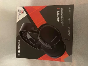 SteelSeries Arctis 3 - SteelSeries Arctis 3 gamingheadset med ClearCast-mikrofon och surroundljud. Passar PC, Xbox, PlayStation, Switch och mobil. Kabelanslutet, med bekväma öronkuddar och justerbart huvudband. Bra skick, inga synliga defekter eller större slitage.