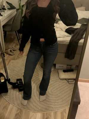 Blå bootcut jeans med mid waist  - Snygga blå jeans med bootcut och mid-midja. Klassisk femficksmodell med bootcut. Jeansen har en mörkblå tvätt och är tillverkade i jeansmaterial med en skön passform. Perfekta för dig som gillar en tidlös och cool stil. Stretchiga och sitter som en smäck. Har används Max 3 ggr, som nya. Köpa för 500kr, så säljs för 350kr eftersom de är som nya. 