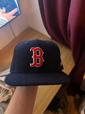 Boston Red Sox keps New Era - Säljer denna Boston red sox new era keps då jag köpte en för stor storlek. Använd ett fåtal gånger😁 Kvitto har jag tyvärr inte