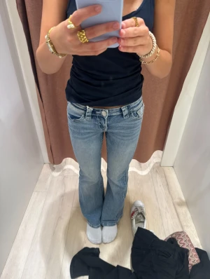 gina young jeans  - säljer mina gina young jeans i storlek 146, superbra skick förutom att några få paljetter saknas (se bild 2,3) men inget som märks 