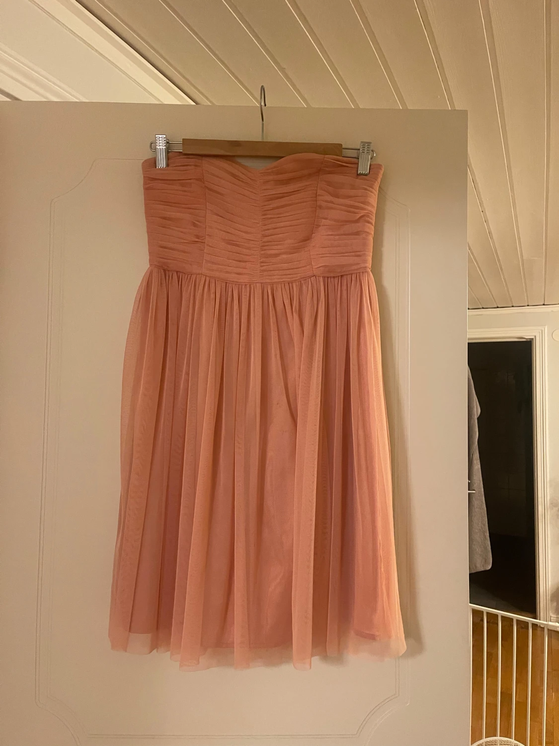 Ljusrosa axelbandslös kortklänning