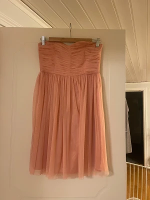 Ljusrosa axelbandslös kortklänning - Superfin ljusrosa klänning som jag köpt på Plick som tyvärr är för stor för mig. Det finns ingen lapp i den, men skulle vilja säga att den är i storlek M. Färgen på klänningen va lite svår att få till på kamera. 