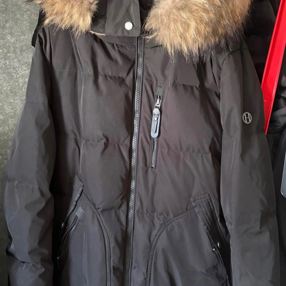 Svart dunjacka med päls från Hollies