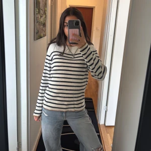 Randig stickad tröja  - Super snygg beige svart randig tröja från H&M!