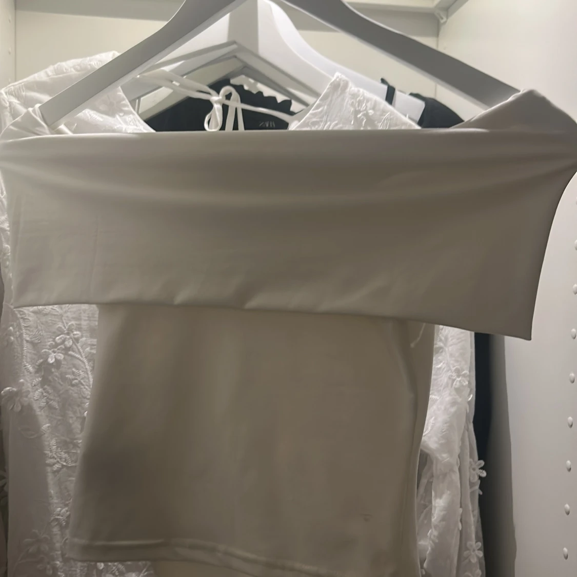 Vit axelbandslös tubtopp