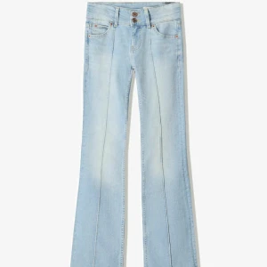 Ljusblå bootcut jeans från Bershka - Snygga ljusblå lågmidjade jeans från bershka. Använd fåtal gånger så bra skick. Skriv för fler frågor eller bilder💕