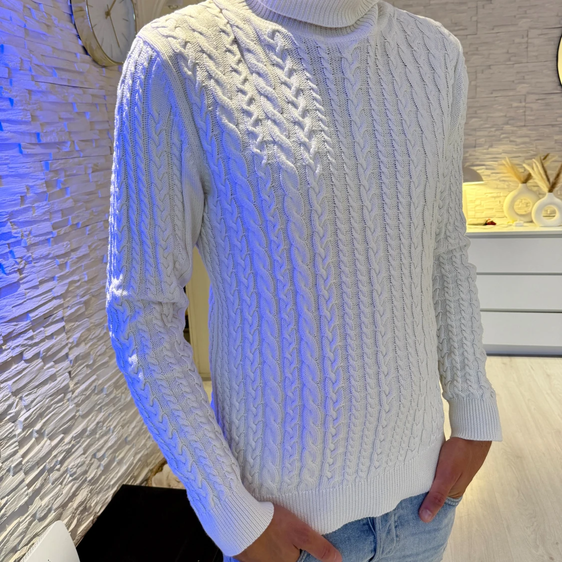 Vit stickad polotröja med kabelmönster