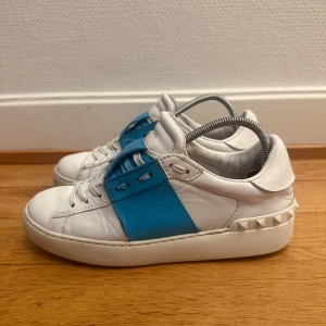 Valentino open sneakers  - Säljer nu dessa fina valentino skor | Fint skick | Storlek 37,5 | Kvitto ingår | Hör gärna av er vid frågor eller funderingar 