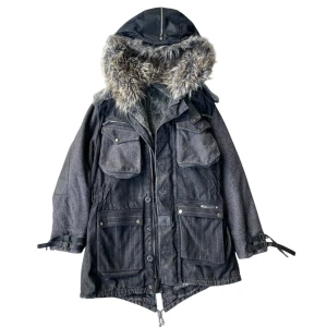 Energine jacka - Sjuk, går att ta av all päls på jackan om man vill, finns knappar, pälsen på ryggen,runt luvan och innit i. 