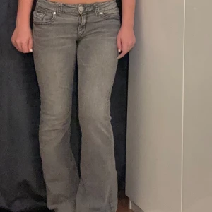 Grå bootcut jeans från Gina Tricot - Snygga grå jeans från Gina Tricot i bootcut-modell, de har knapp fickor där bak. Nästan aldrig använda!!!