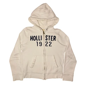 Hollister Hoodie - Hollister hoodie i storlek S. Har några fläckar på ärmarna vilka ses på sista bilden. Jag på bilden är 180 cm. Mått: armhåla till armhåla - 53 cm, längd - 58 cm. Skriv för fler bilder och frågor! 