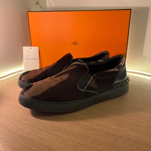 Valentino skor - Säljer ett par Valentino loafers. Skorna är i super fint skick och är väldigt svåra att få tag i. jag tar jättegärna emot byten som vanligt men går självklart att köpa. Skorna är i storlek 41 men passar lite större. Har ni några frågor är det bara att skicka iväg meddelande så svarar jag oftast väldigt snabbt med det sagt. Tack för er uppmärksamhet. Med vänliga hälsningar Oscar