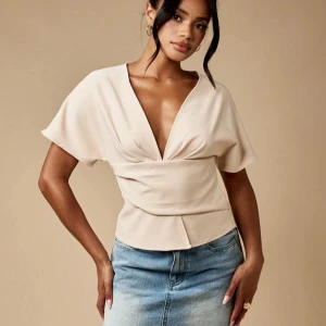 festtopp/blus💓 - Sååå fin topp som är helt oanvänd med prislapp kvar från misguideded, passade tyvär  inte så säljer den här, färgen är beige💗💗