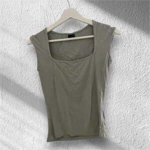 Ljus grön ärmlös linnetopp - Snygg ljus grön linnetopp med breda axelband och rundad halsringning. Toppen är enkel och stilren, perfekt att matcha med jeans eller kjol. Mjuk och lätt i materialet för en skön känsla hela dagen.