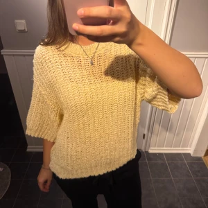 Stickad tröja med trekvartsärm - SUPERSNYGG, tryck gärna på köp nu!❣️❣️