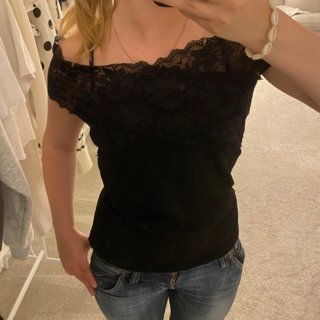 Svart offshoulder topp med spets