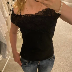 Svart offshoulder topp med spets - Säljer en svart offshoulder topp med spets! Den är i storlek M! Skriv om ni funderar något!