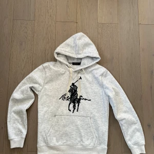 Polo Ralph Lauren hoodie - Skick: 8/10 Färg: Grå Tillverkning: Tillverkas inte längre! Storlek: M (mått finns att hämta privat) Defekter: Nej inga defekter💯 Vid frågor är det bara att höra av sig🤝