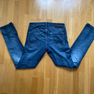 Jack and Jones jeans - Storlek 31/32 men sitter mer som 30/32. Bra skicka och byxorna är använda några gånger.