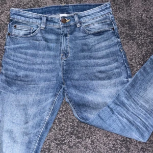 Slim jeans från Next - Säljer ett par snygga ljus blå jeans från Next. 👖De har en jätte snygg tvätt och är fortfarande i bra skick. Storleken är 13y men skulle säga att de är i 28/30 mer. ✅ Skriv till mig om du har några frågor! 👊🏼/Gustav