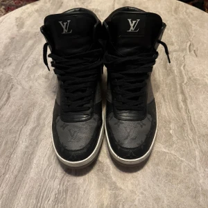 Louis Vuitton svarta high-top sneakers - Snygga lv skor till vintern! Äkta och kvitto finns! Storlek 44! Pris kan diskuteras vid snabb affär
