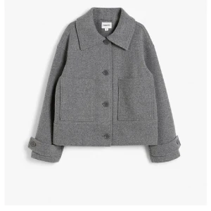 Grå kappa  från Kappahl i ullmix - Säljer en grå kappa från Kappahl i ullmix. Jackan, oversized passform. Kommer tyvärr ej till användning. Nypris 999