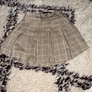 Old school kort kjol - Old school kort kjol i beige färg. Bra skick och är i storlek: xs